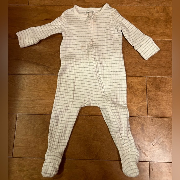 Lot of 4 onesies size 3-6 months ish - Picture 3 of 10